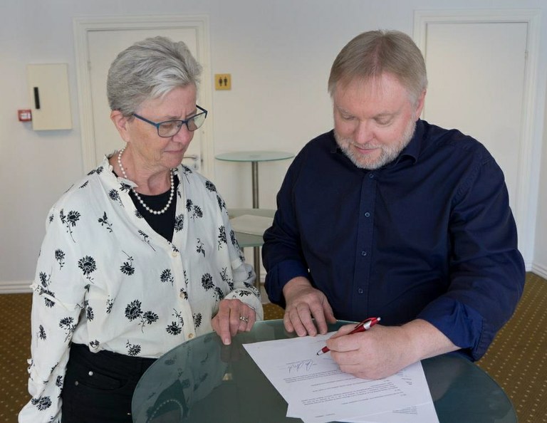 Aftalen underskrives af Kirsten Sanders, formand for Danske Slægtsforskere, og Per Andersen, leder af Slægtsforskernes Bibliotek